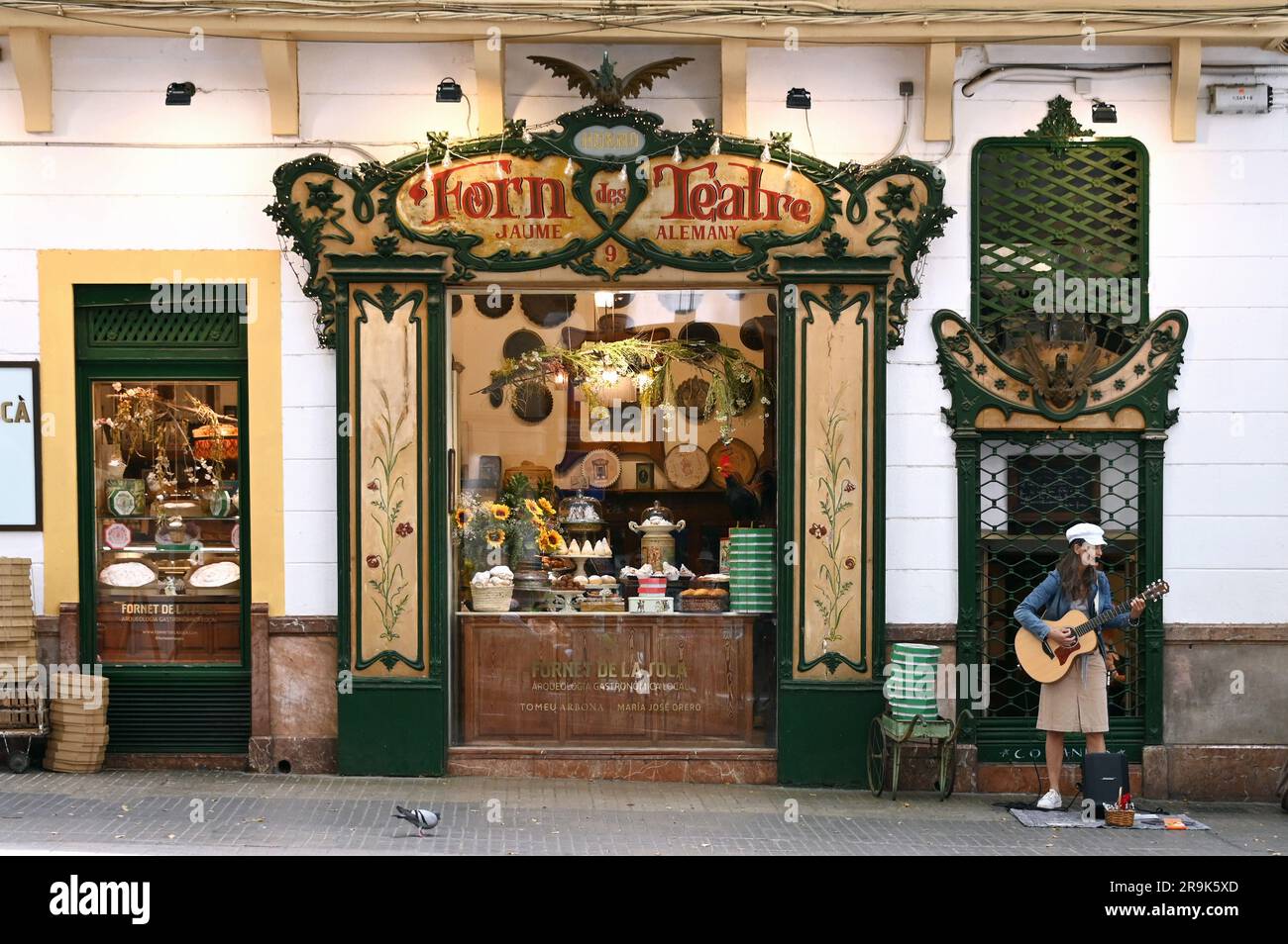 Musicien de rue en face de la boulangerie historique Forn des Teatre, Palma de Majorque, Espagne Banque D'Images