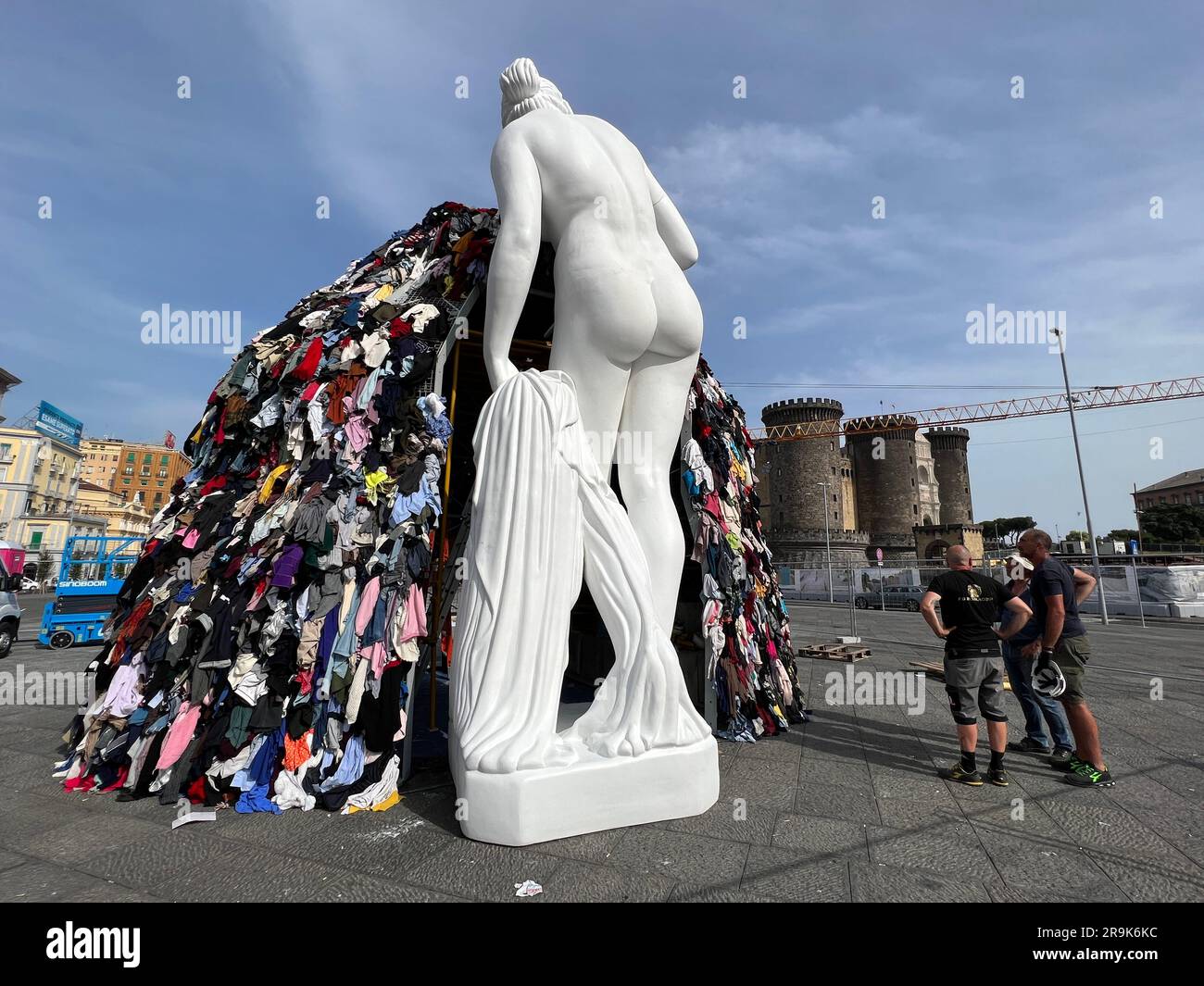 Naples, Italie. 23rd juin 2023. Préparation de l'installation de la Vénus de chiffons par Michelangelo Pistoletto sur la Piazza del Municipio crédit: Agence de photo indépendante/Alamy Live News Banque D'Images