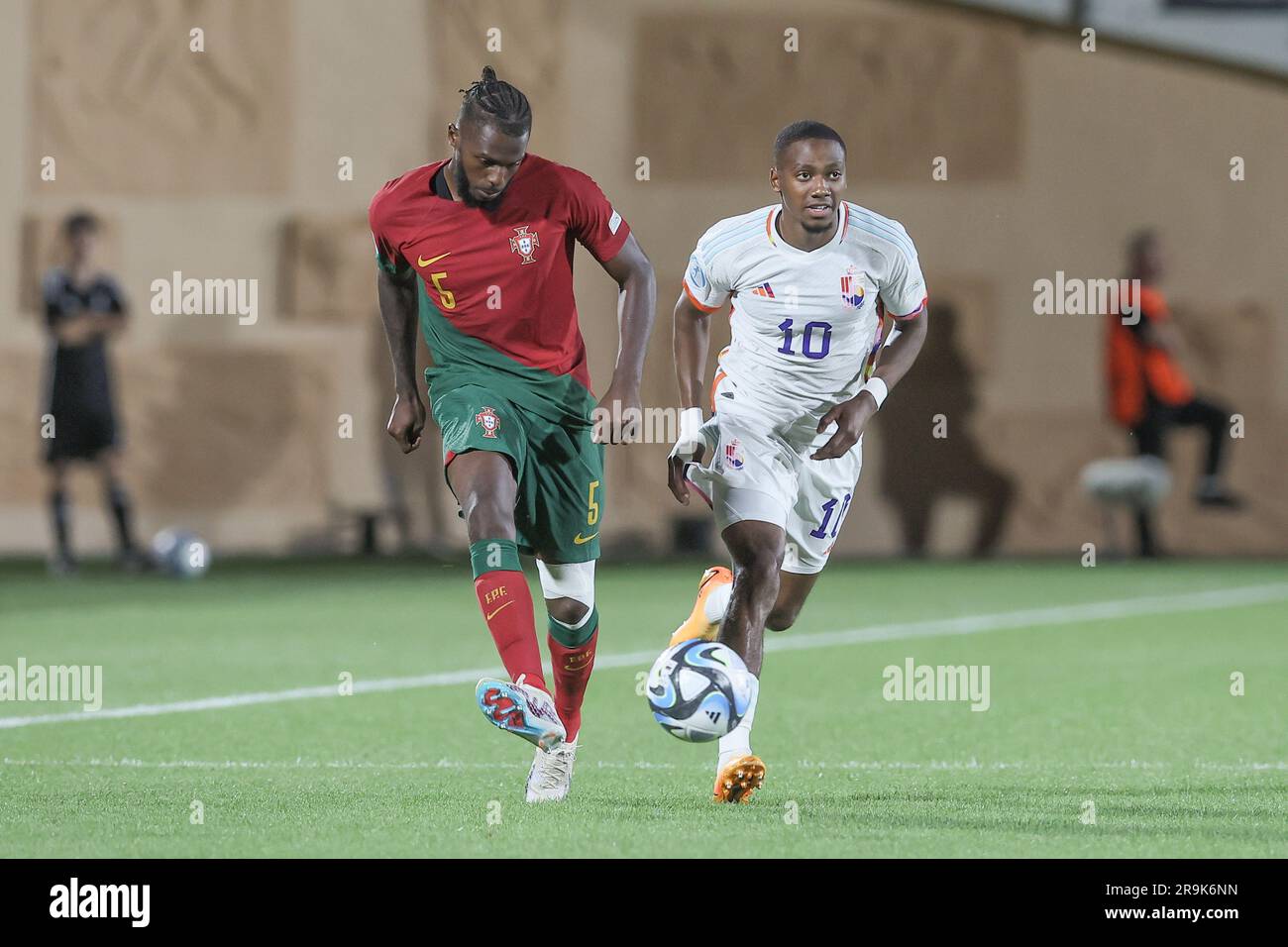 Tbilissi, Géorgie. 27th juin 2023. Le Nuno Tavares du Portugal et le Michel Ange Balikwisha de Belgique se battent pour le bal lors du troisième match de la scène de groupe (groupe A) entre le Portugal et la Belgique aux Championnats d'Europe UEFA Under21, à Tbilissi, en Géorgie, le mardi 27 juin 2023. Les Championnats d'Europe de l'UEFA Under21 ont lieu du 21 juin au 08 juillet en Géorgie et en Roumanie. BELGA PHOTO BRUNO FAHY crédit: Belga News Agency/Alay Live News Banque D'Images