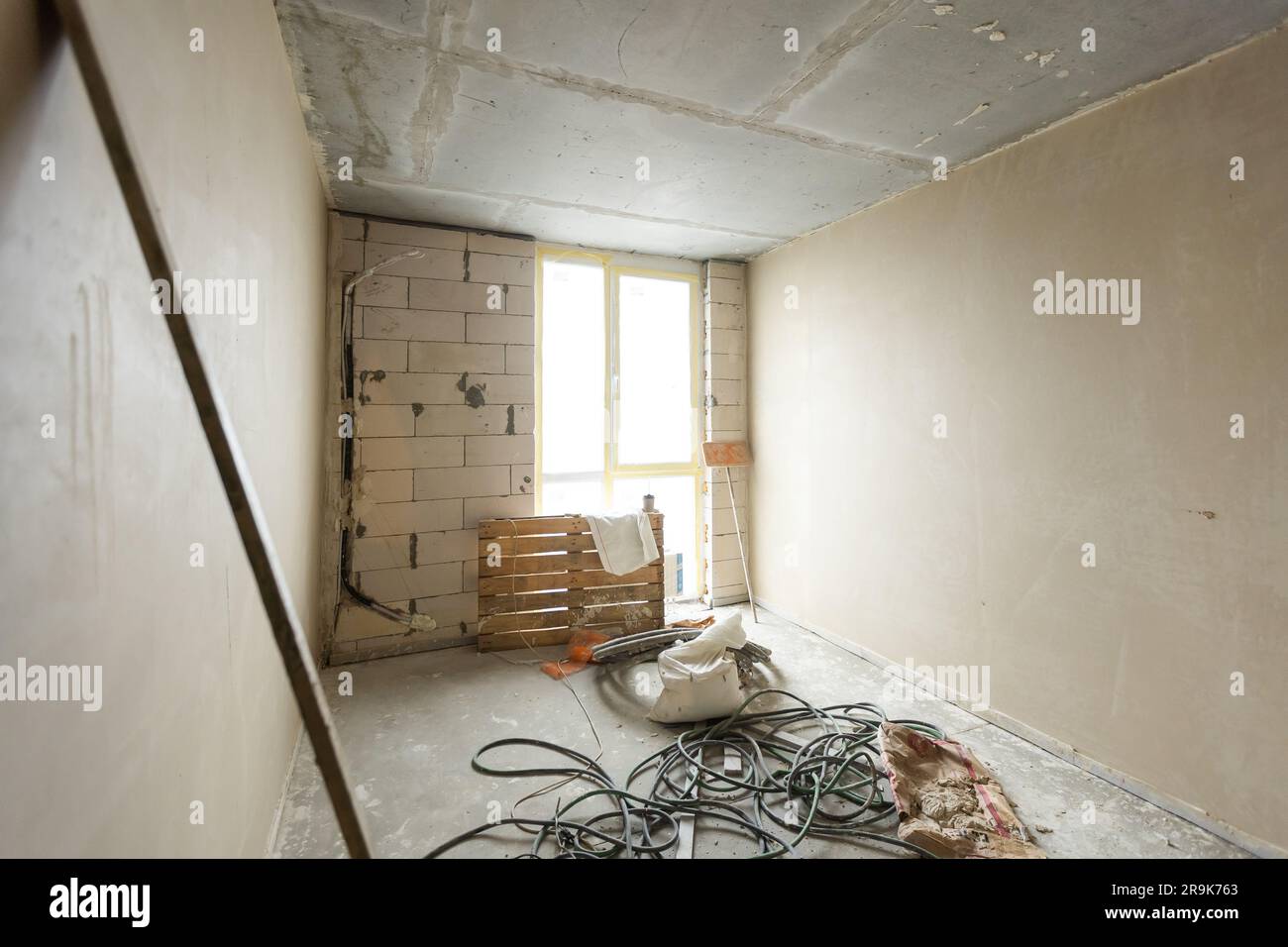 outils pour la réparation d'appartements, les murs de l'appartement sont en construction, remodelage, rénovation, extension, restauration et reconstruction. Banque D'Images