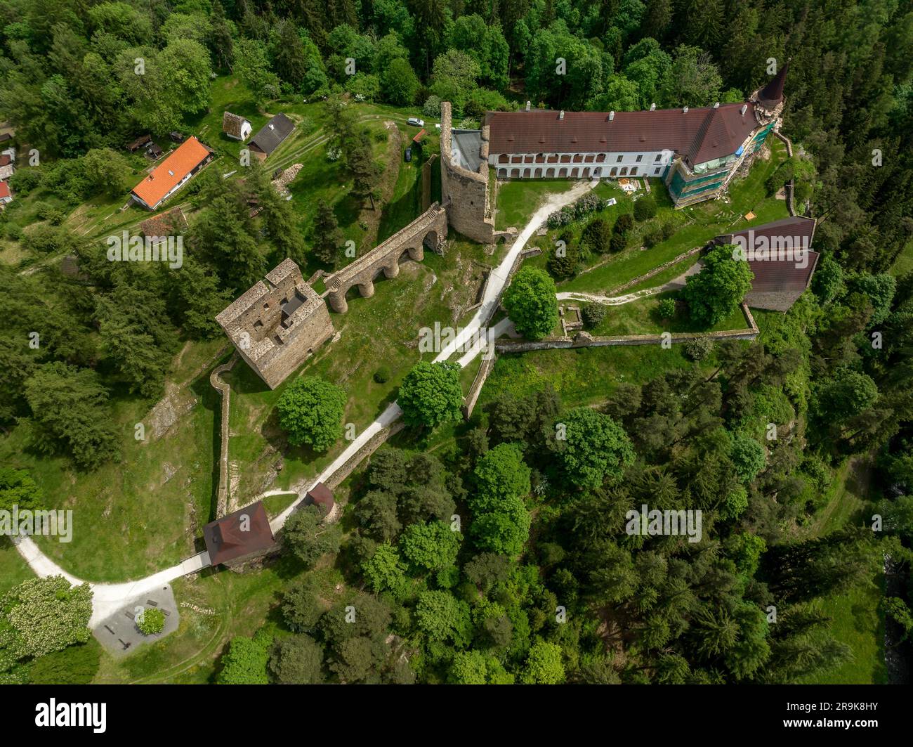 Vue aérienne du château de Velhartice en Bohême avec deux palais gothiques reliés par un pont unique en pierre Banque D'Images