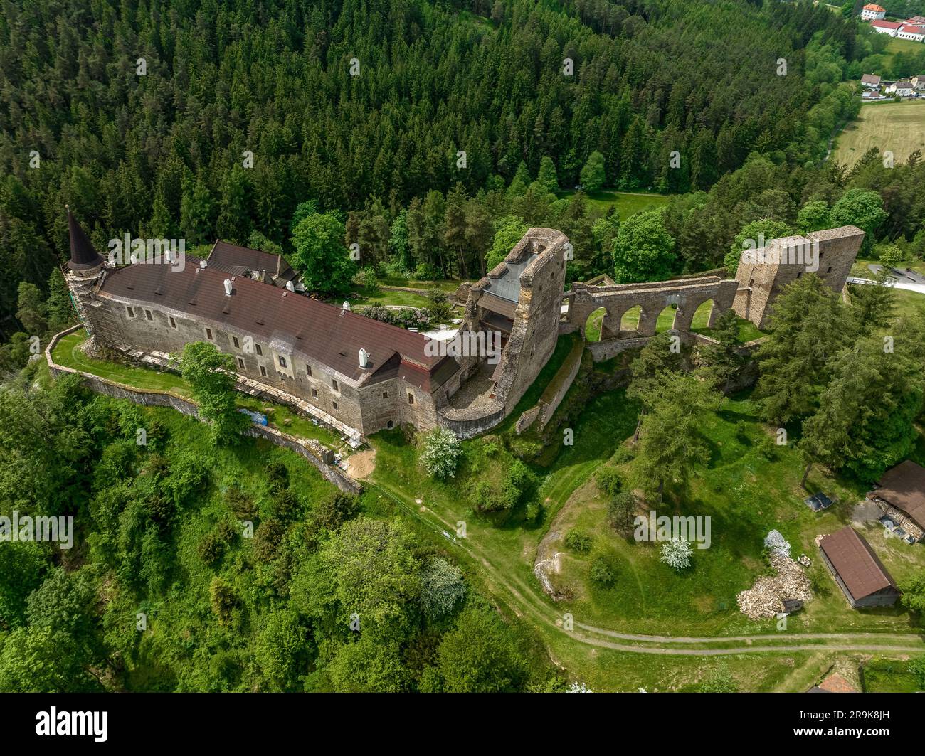 Vue aérienne du château de Velhartice en Bohême avec deux palais gothiques reliés par un pont unique en pierre Banque D'Images