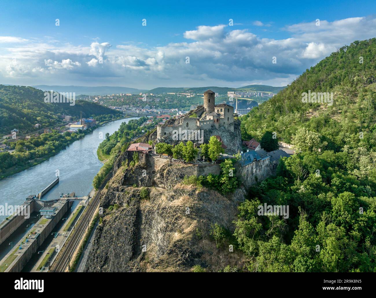 Vue aérienne de la ruine du château de Strekov près d'Usti nad Labem au-dessus de l'Elbe en Tchéquie Banque D'Images
