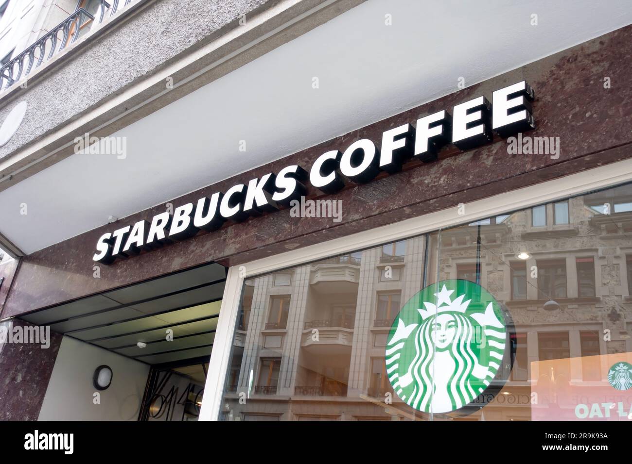 Genève, Suisse - 14 janvier 2023. Café Starbucks à Genève. Starbucks Coffee est une chaîne américaine de cafés, fondée à Seattle. Banque D'Images