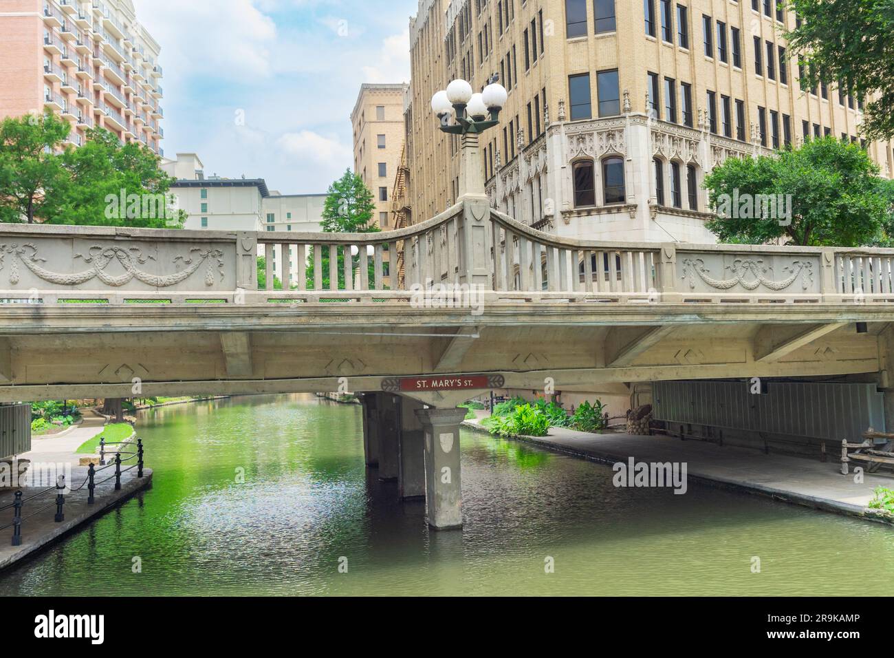 San Antonio, Texas, États-Unis – 8 mai 2023 : pont de la rue Saint Mary’s au-dessus de la promenade au bord de la rivière dans le centre-ville de San Antonio, Texas. Banque D'Images