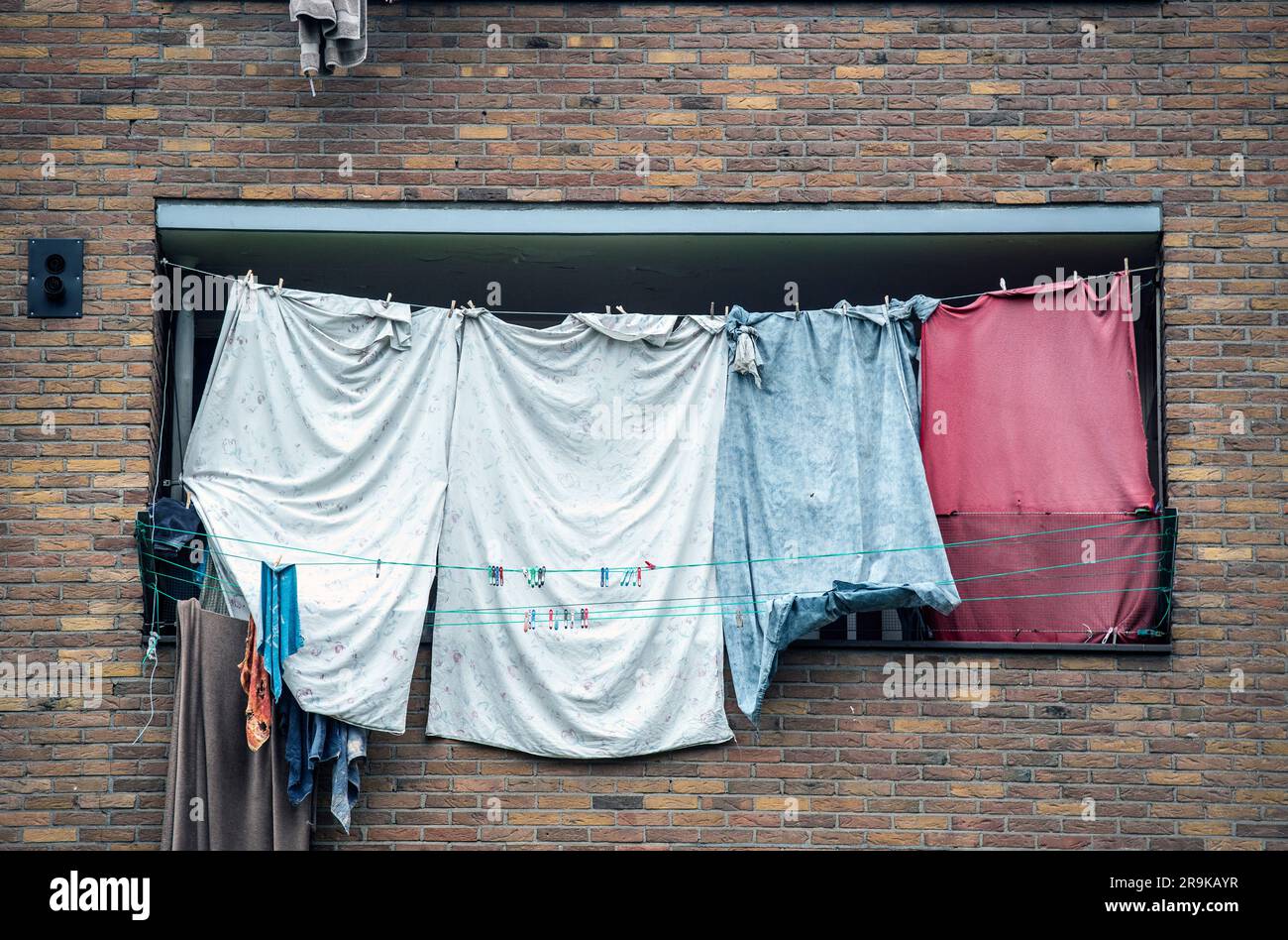 La blanchisserie a été accrochée pour sécher sur des lignes de vêtements accrochées sur les balcons d'un immeuble d'appartements aux pays-Bas Banque D'Images