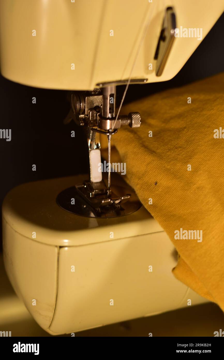 Machine à coudre vintage avec un chiffon jaune Banque D'Images