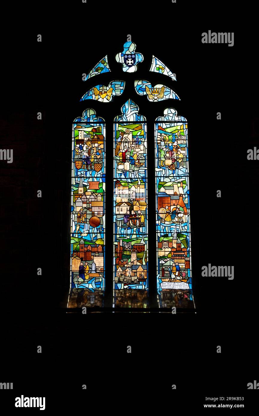 Fenêtre anniversaire de l'église paroissiale de Saint-Marie et des Saints de Chesterfield montrant l'église avec une tour droite et torchée - Angleterre, Royaume-Uni Banque D'Images
