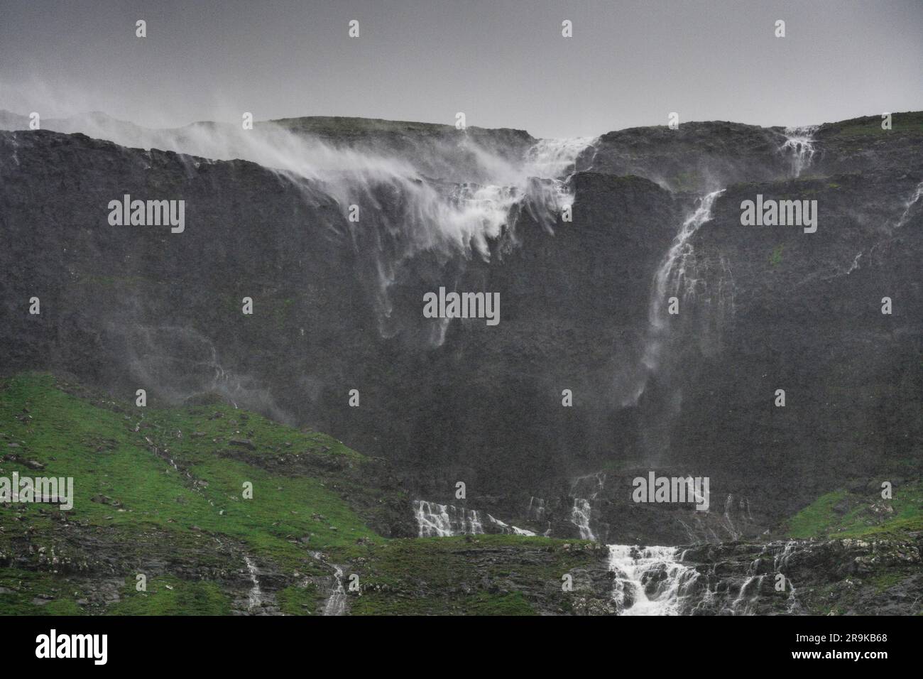 Chutes d'eau majestueuses de Saksun, de l'île de Streymoy, des îles Féroé Banque D'Images