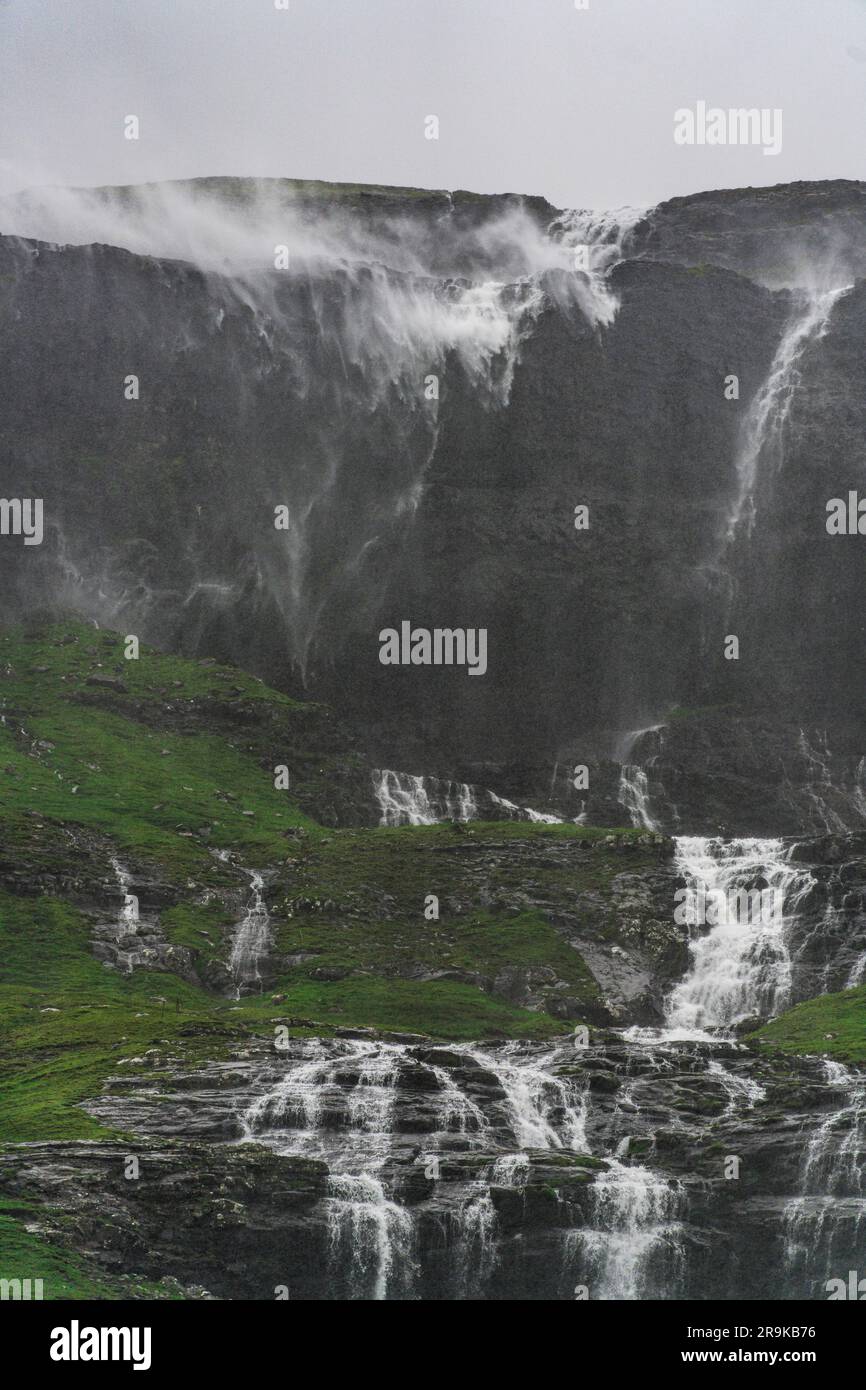 Chute d'eau sautant sur la majestueuse crête de montagne, Saksun, l'île de Streymoy, les îles Féroé Banque D'Images