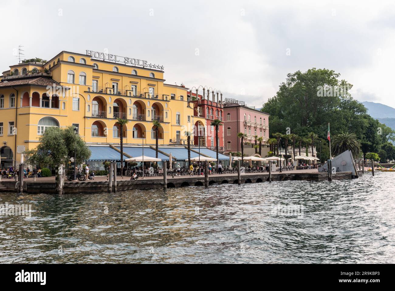 Hôtel Sole sur la rive du lac de Garde, Riva del Garda, Lac de Garde, Italie, Europe Banque D'Images