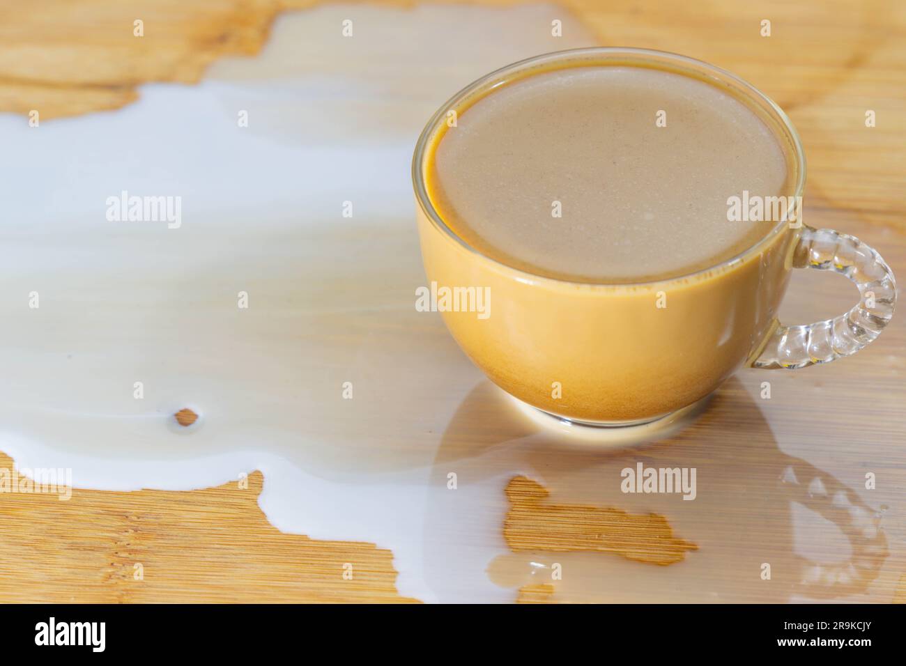 Café avec crème déversée lait catastrophe concept Banque D'Images