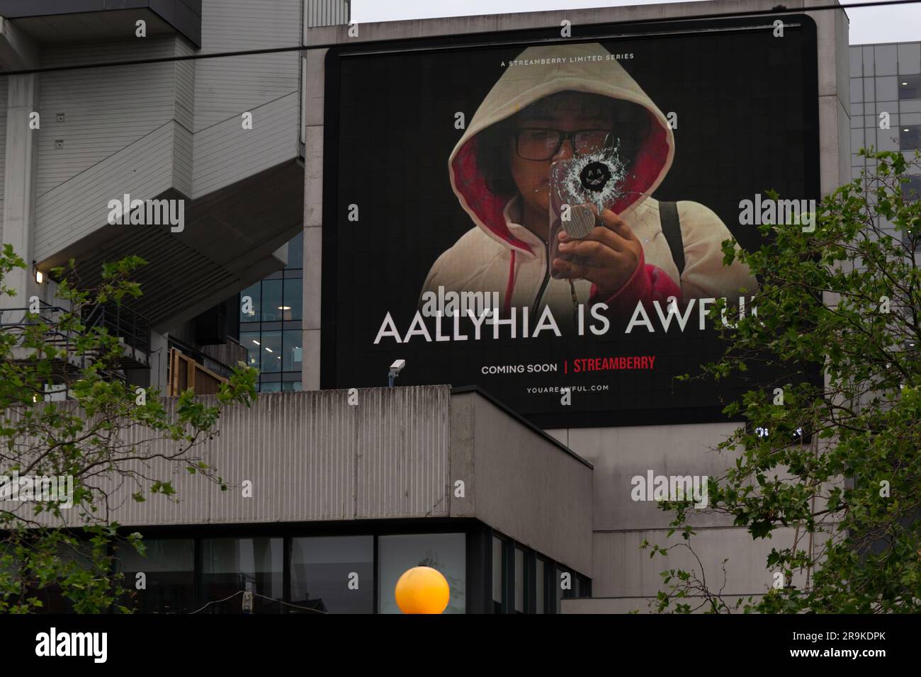Afficher la publicité pour Black Mirror série 6 épisode Joan est horrible texte Aallyhia est horrible. Série Netflix sur Streamberry. Les jardins de Piccadilly. Manchester. Banque D'Images