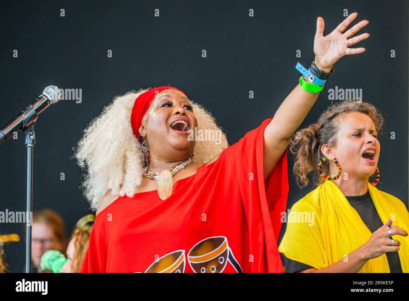 Le Bristol Reggae Orchestra présentant le chœur de Windrush sur la Pyramid Stage dans la semaine qui marque 75 ans depuis l'arrivée de HMT Empire Windrush - Dimanche au Festival de Glastonbury 2023, digne Farm, Glastonbury. Banque D'Images