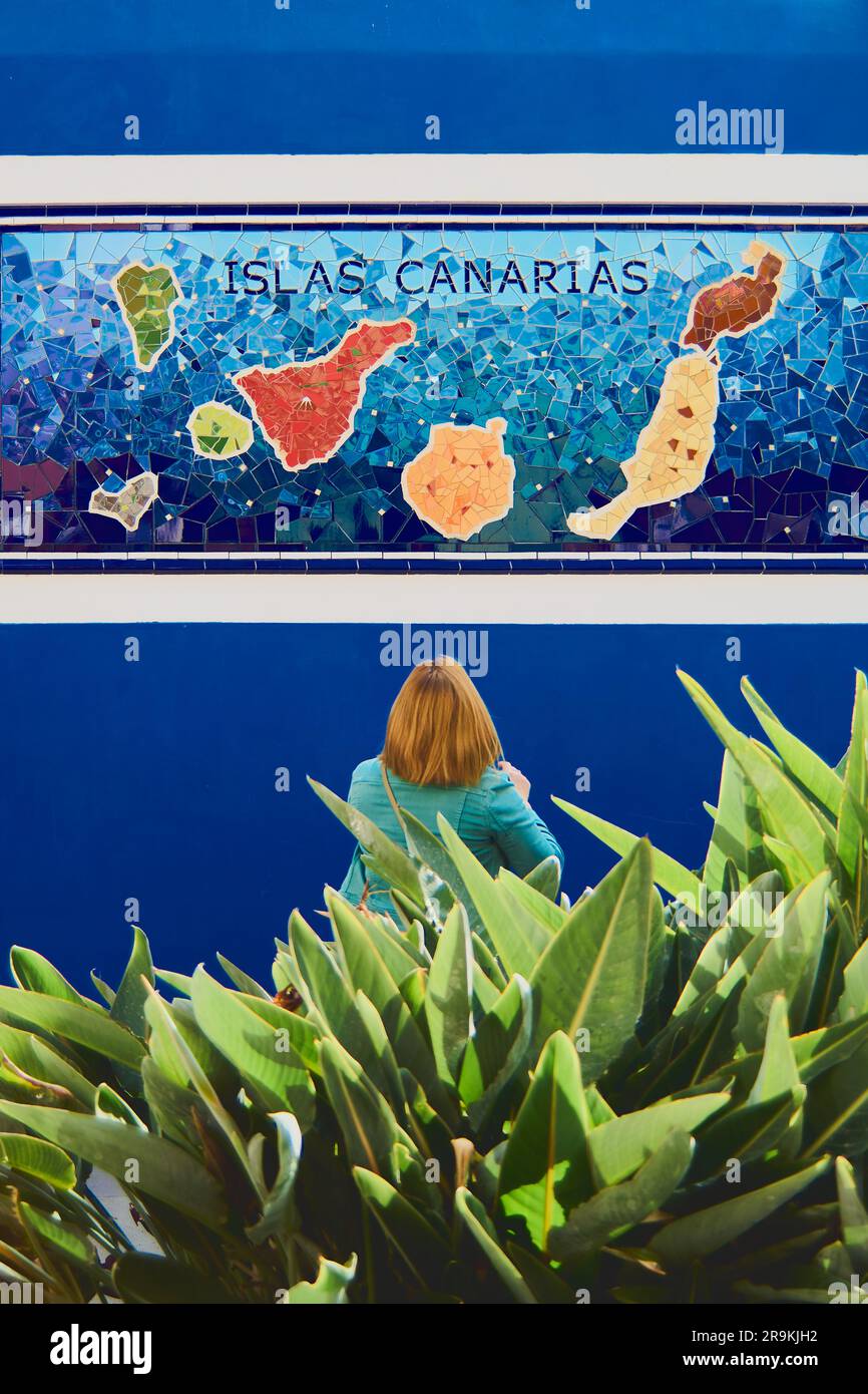Ténérife, Espagne - 27 juin 2023: Femme méconnaissable regardant une carte des îles Canaries. Banque D'Images
