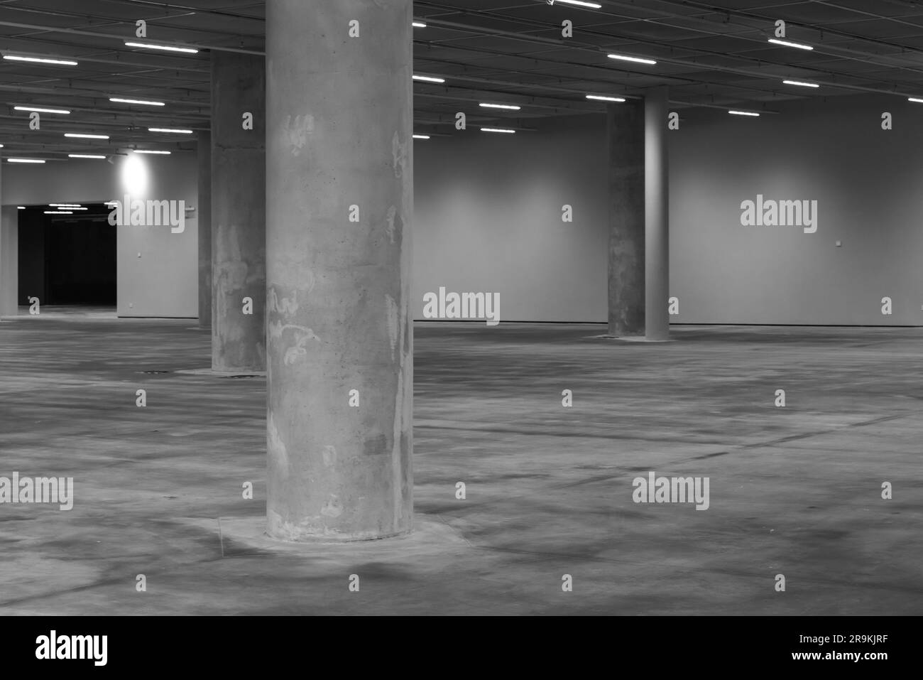 Intérieur de parking vide avec pilier en béton et lumières au néon, photo de fond de l'architecture moderne abstraite Banque D'Images