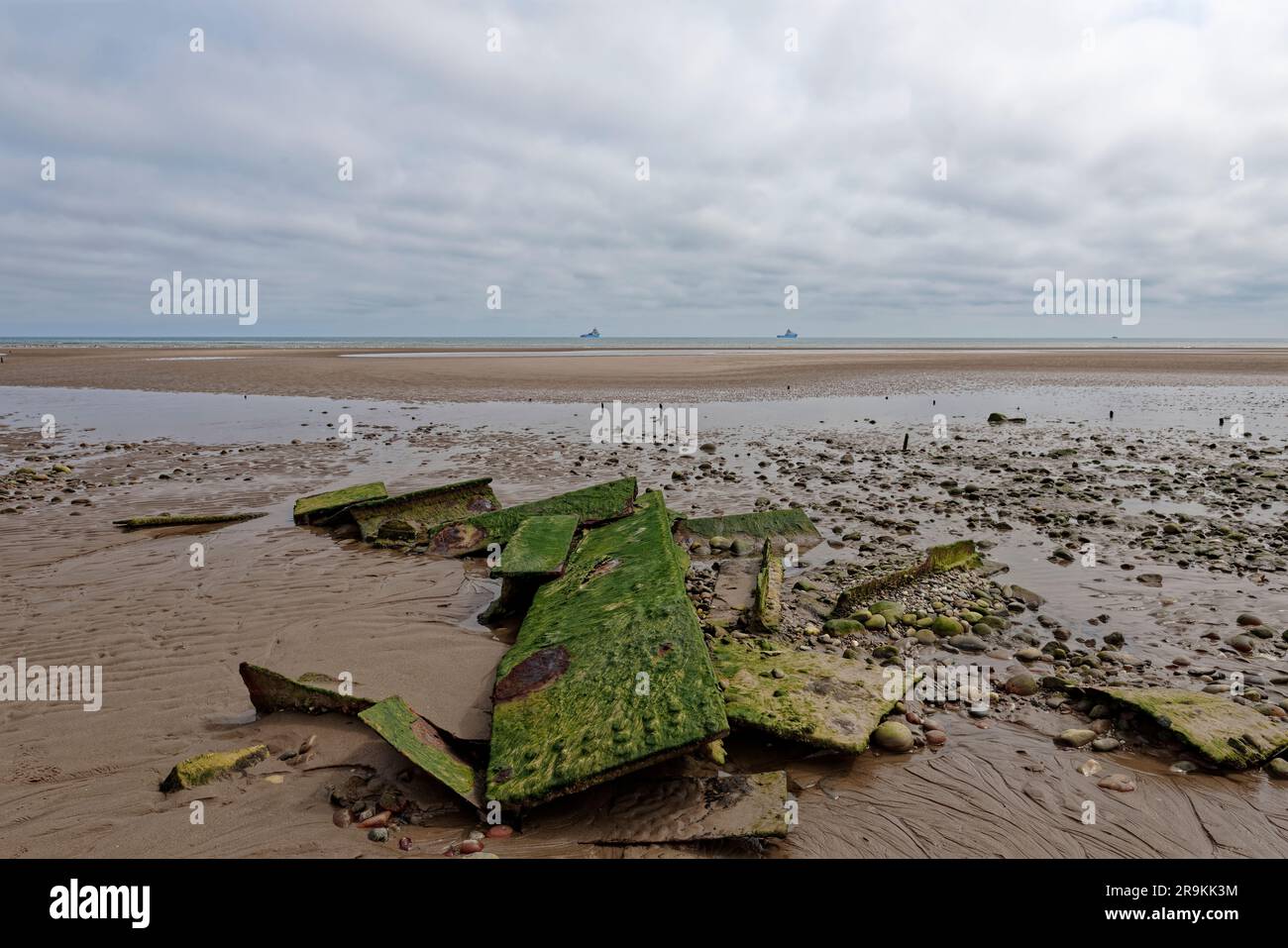 Les plaques métalliques et les débris couverts par la croissance marine d'une épave de navire à l'extrémité nord de la plage de Montrose, près d'un chenal peu profond. Banque D'Images