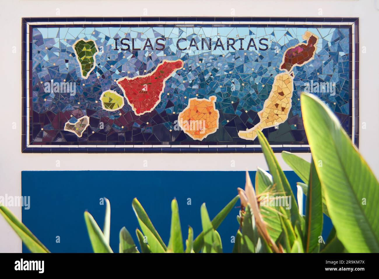 Ténérife, Espagne - 27 juin 2023: Carte des îles Canaries faite avec multicolore. Banque D'Images