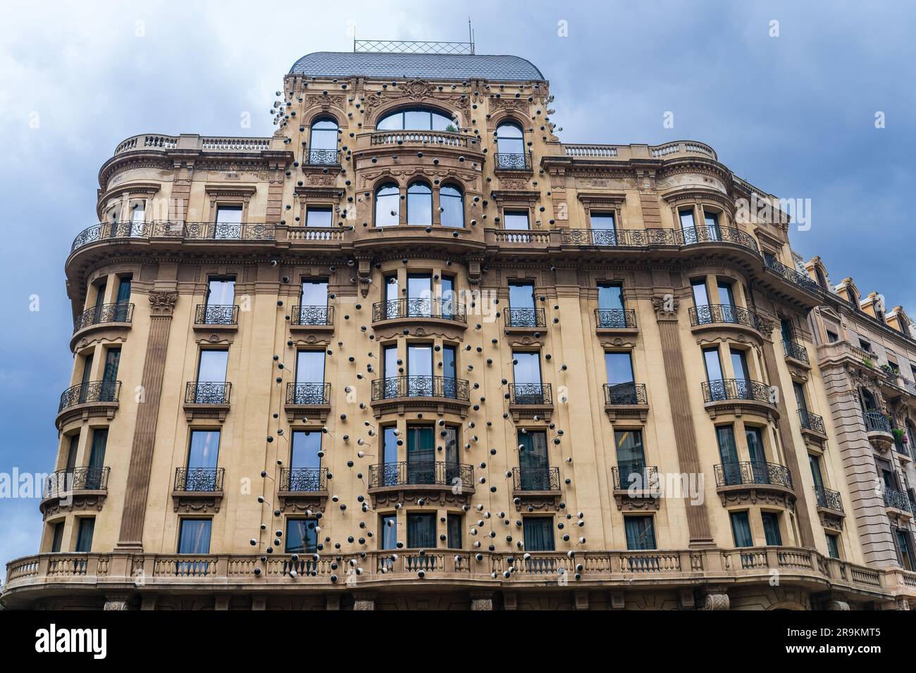 Barcelone, Espagne, 13 juin 2023. Hôtel Ohla à Barcelone. Façade avec yeux en céramique sur le mur. Banque D'Images