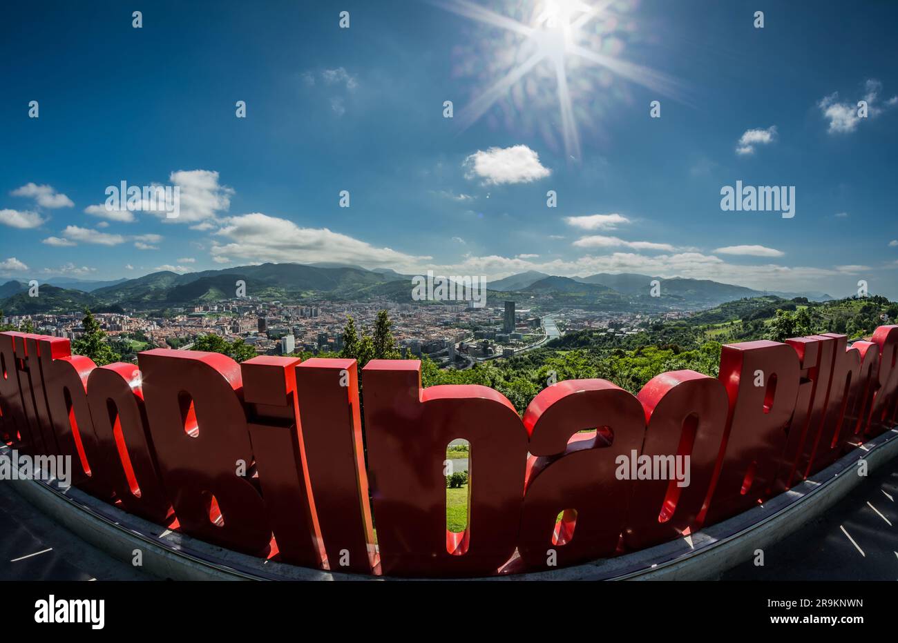 Vue panoramique sur Bilbao, une belle ville du nord de l'Espagne entourée de collines verdoyantes. Banque D'Images