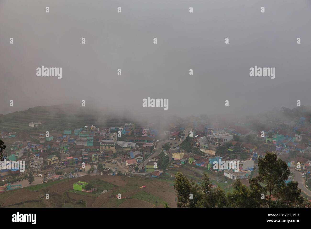 Magnifique village rural Poombarai vue sur les nuages de Misty. Poombarai est un village pittoresque dans les collines palani de Kodaikanal, Tamil Nadu. Banque D'Images