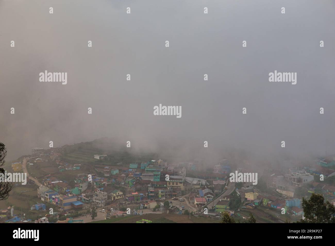 Magnifique village rural Poombarai vue sur les nuages de Misty. Poombarai est un village pittoresque dans les collines palani de Kodaikanal, Tamil Nadu. Banque D'Images