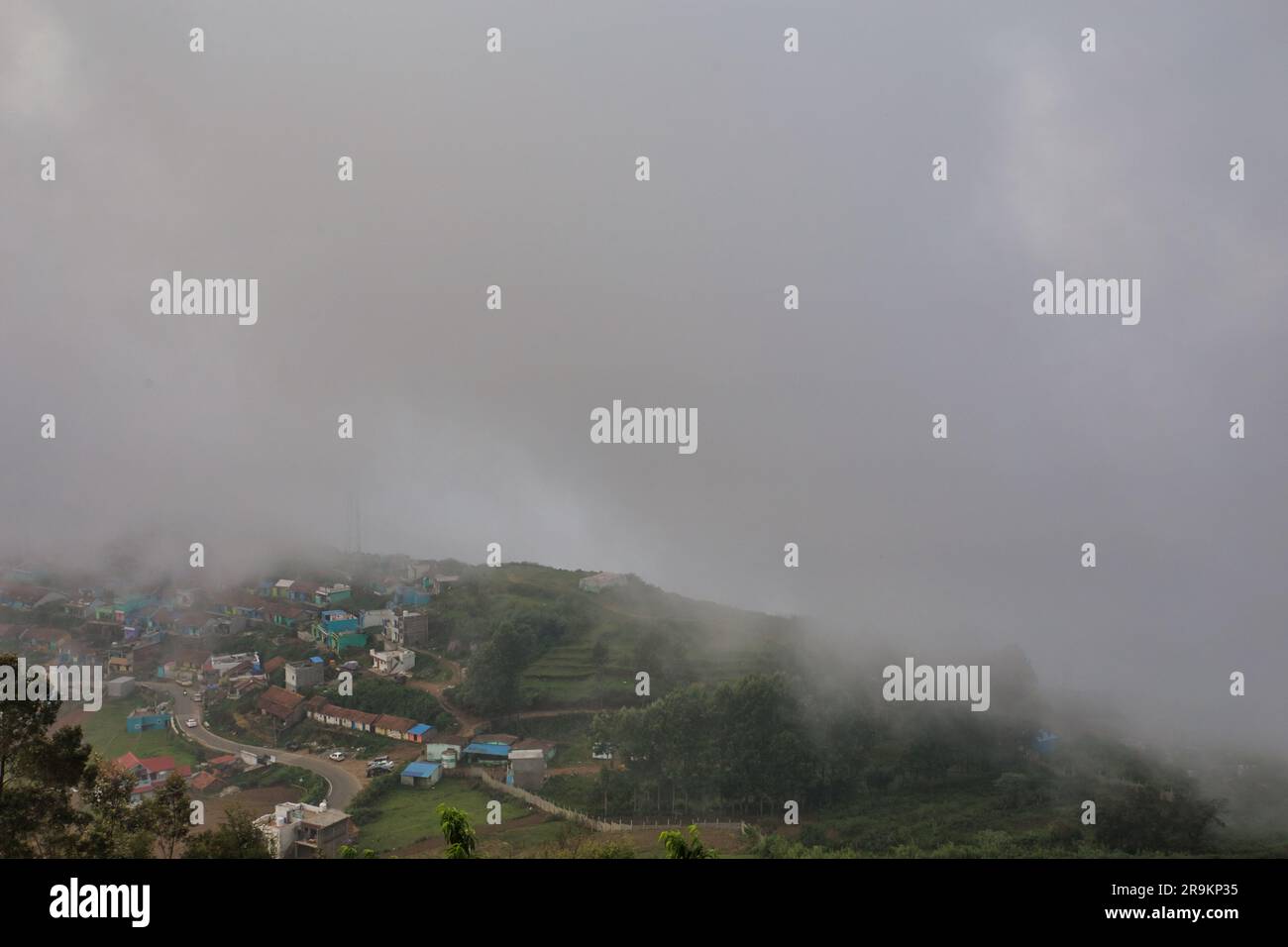 Magnifique village rural Poombarai vue sur les nuages de Misty. Poombarai est un village pittoresque dans les collines palani de Kodaikanal, Tamil Nadu. Banque D'Images
