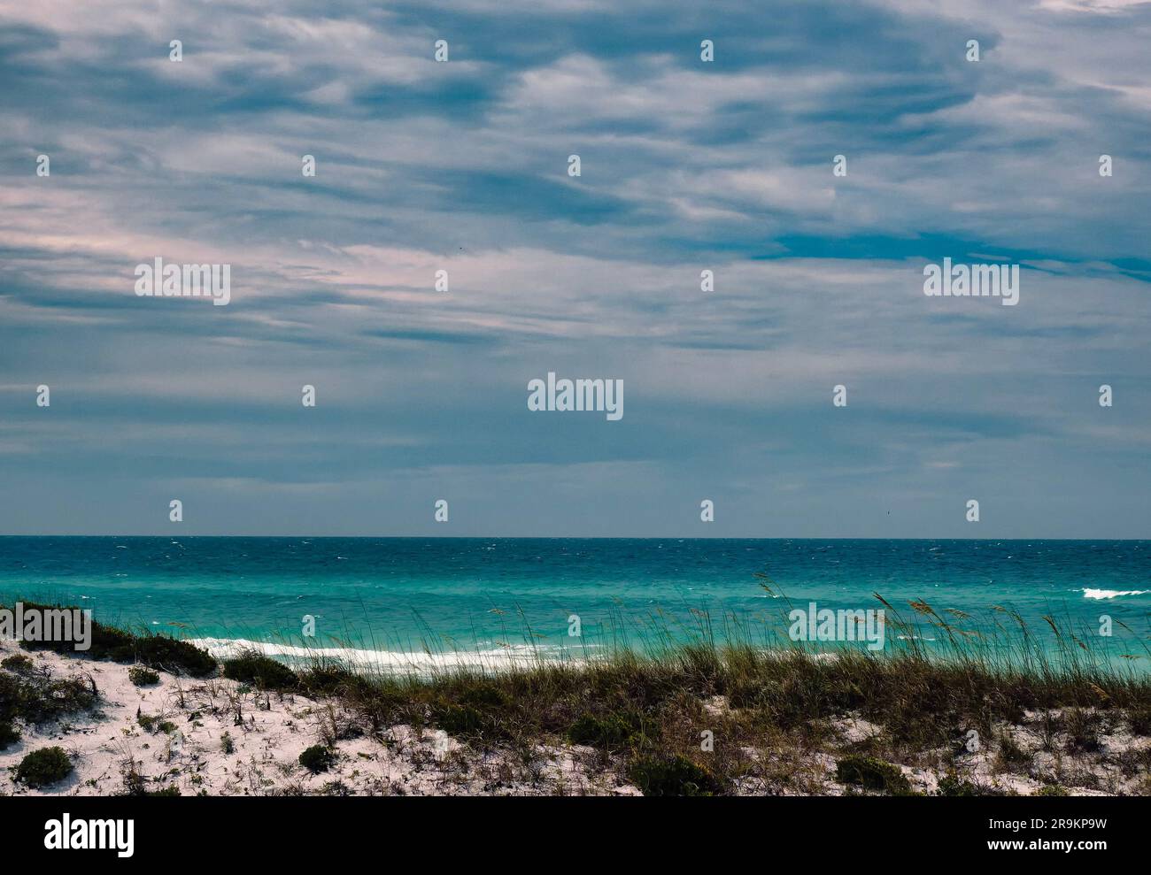 Plage blanche immaculée et dunes de sable Banque D'Images