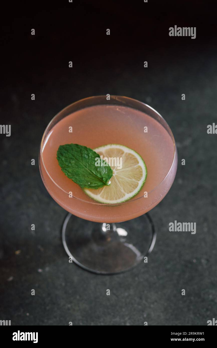 cocktail de pamplemousse rose avec roue de lime et garniture à la menthe Banque D'Images