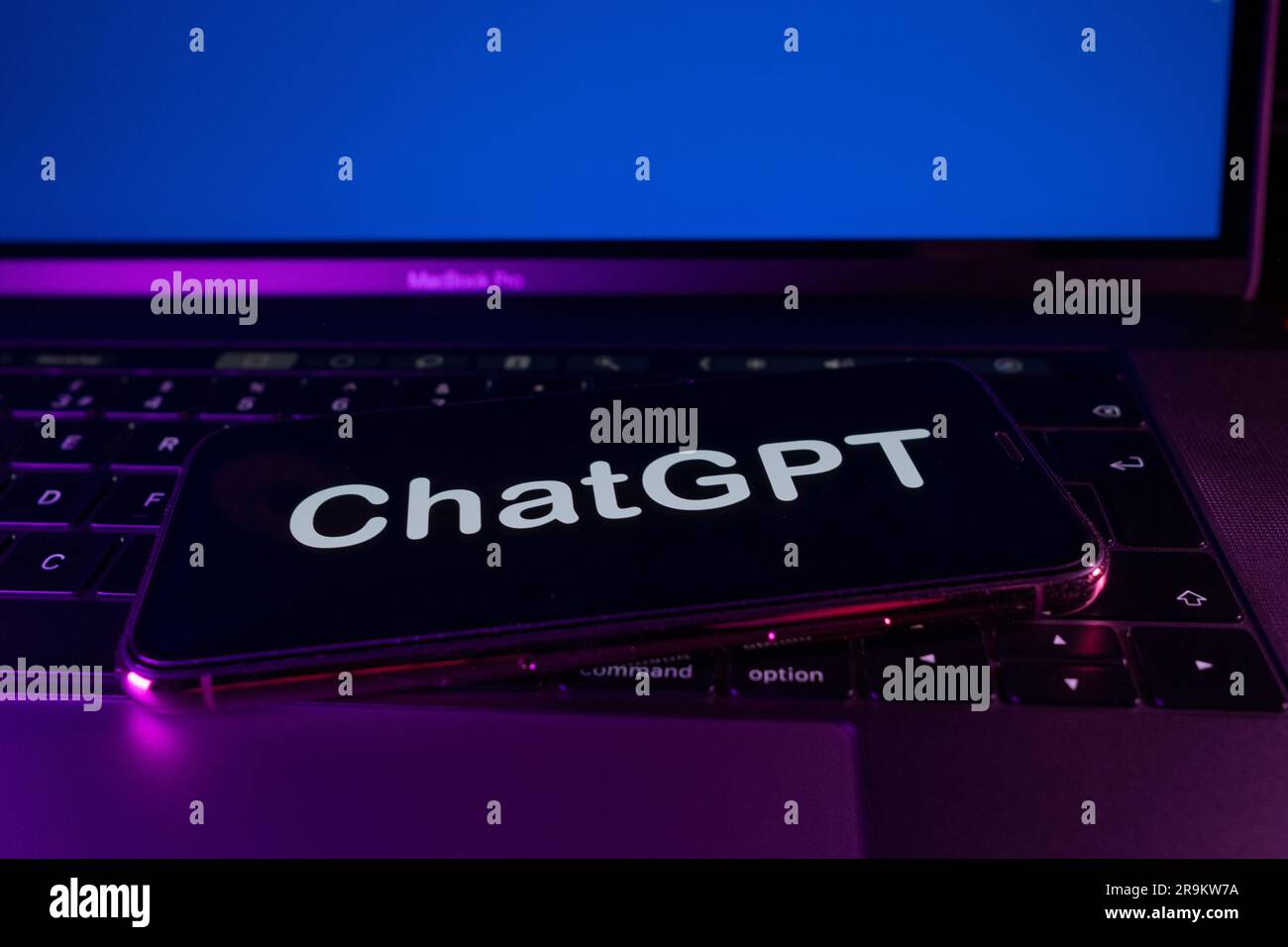Açores, Portugal - 21.01.2023 : smartphone sur le dessus du clavier d'ordinateur portable avec ChatGPT mot sur l'écran. Développé par OpenAI. Banque D'Images