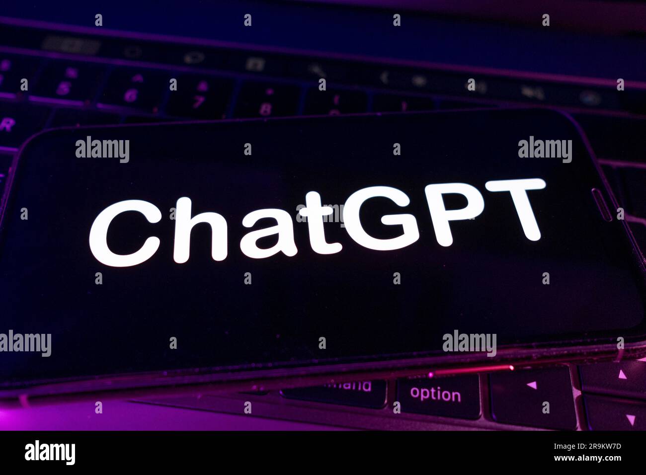 Açores, Portugal - 21.01.2023 : gros plan sur smartphone sur le dessus du clavier d'ordinateur portable avec ChatGPT mot sur l'écran. Développé par OpenAI. Banque D'Images