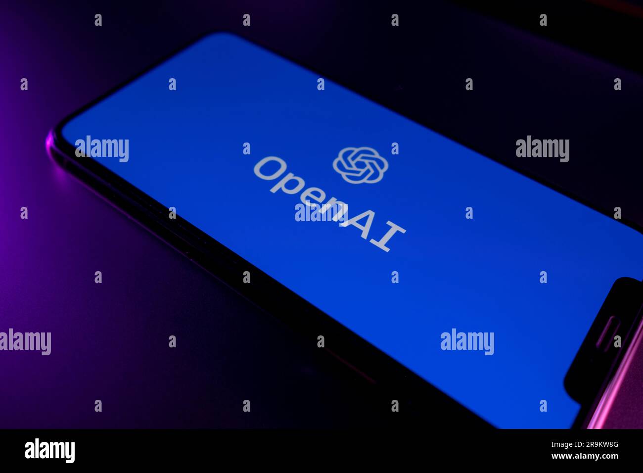 Açores, Portugal - 21.01.2023 : gros plan sur un smartphone avec le logo OpenAI sur fond sombre. Banque D'Images