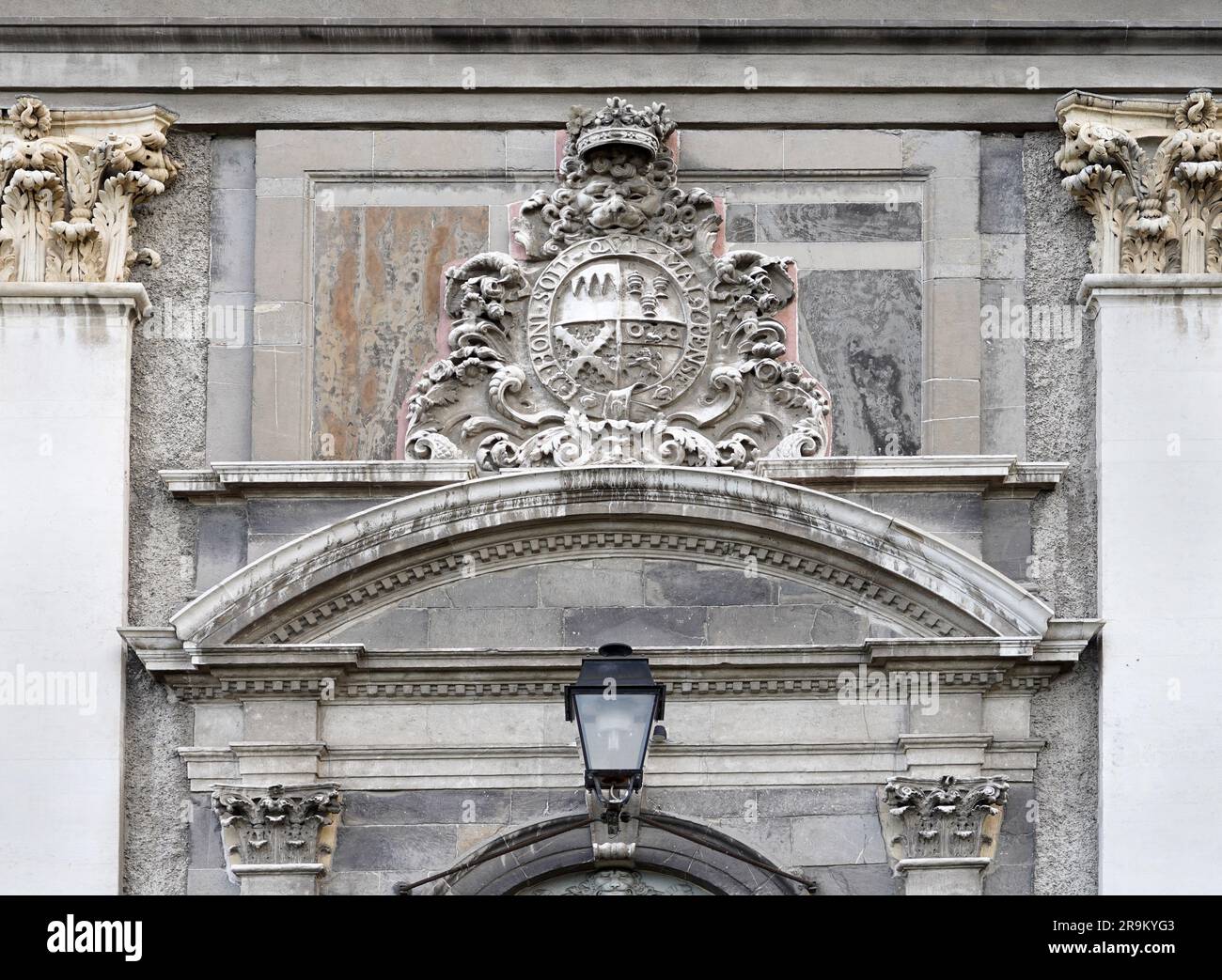 Sculpture ornée au-dessus d'une entrée de l'hôpital Royal Kilmainham, construit au 17th siècle pour les soldats retraités Banque D'Images