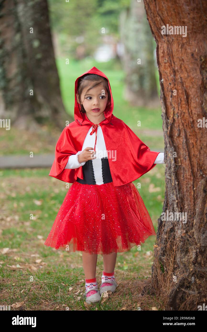Jolie fille portant un petit costume de cagoule rouge. Une vraie famille  s'amusant en utilisant les costumes du petit conte de cagoule rouge à  Halloween Photo Stock - Alamy