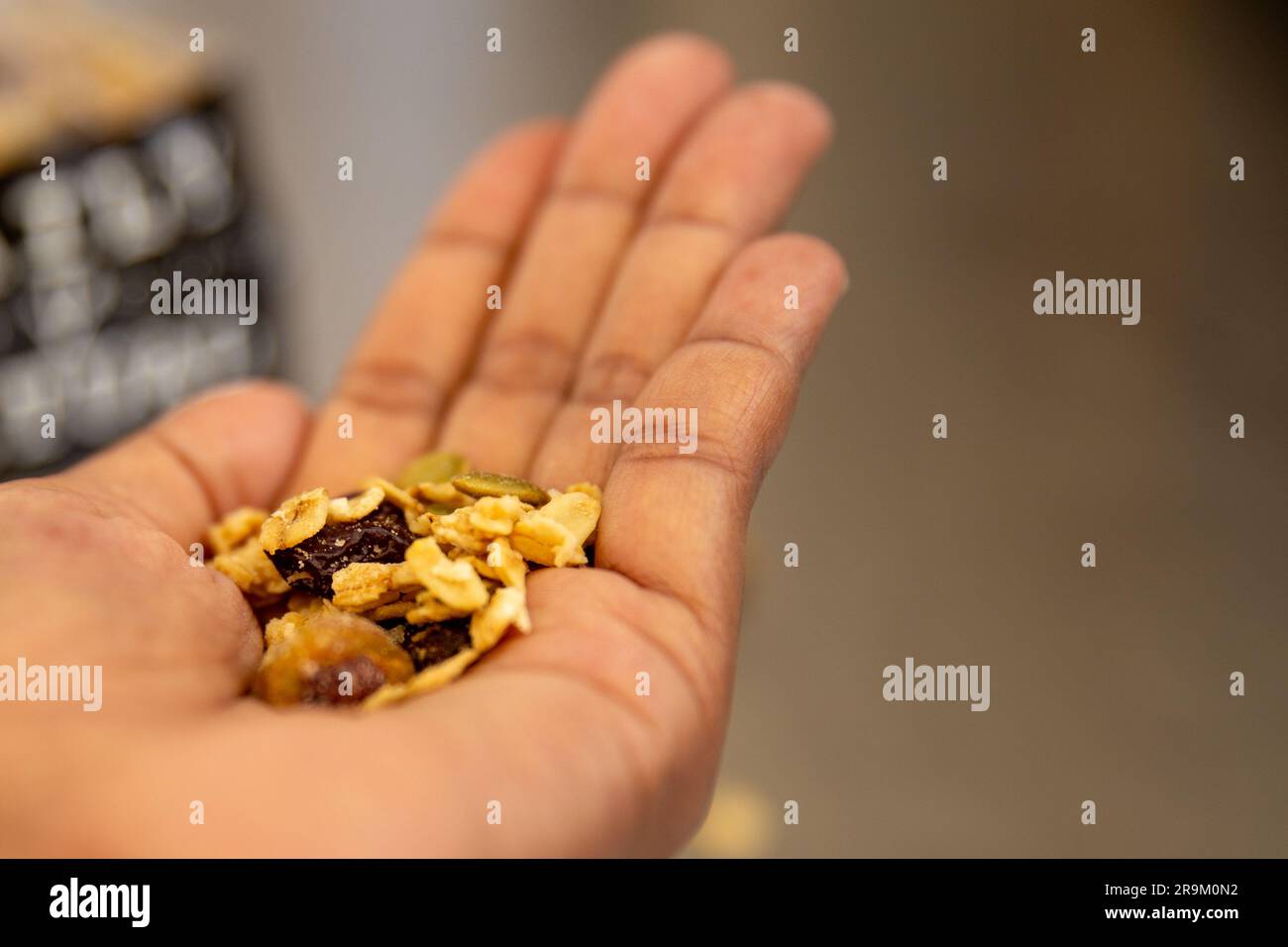 Main de granola biologique illustrée comme une garniture Banque D'Images