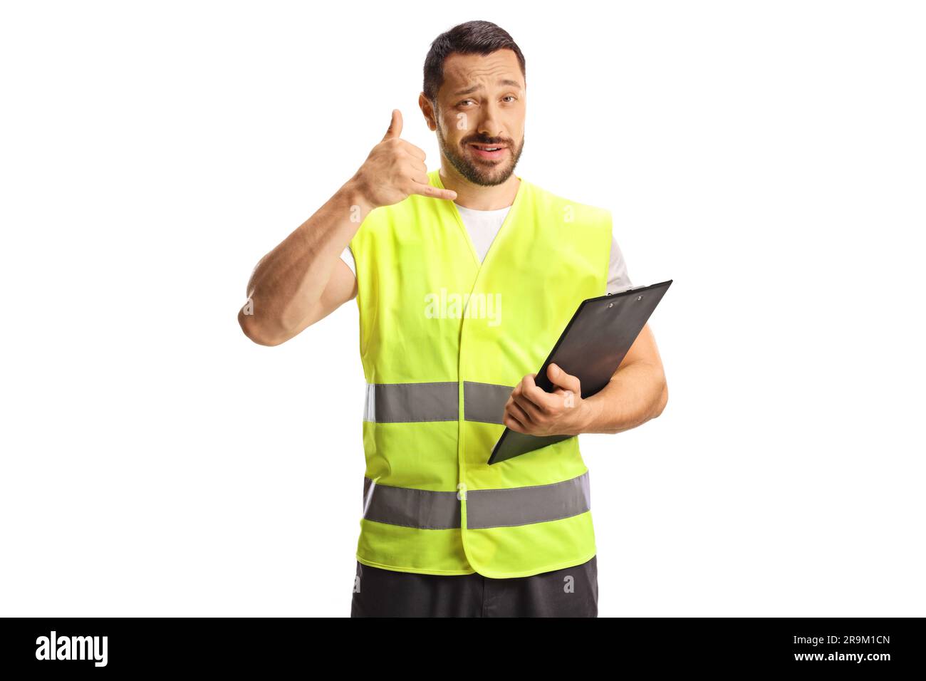 Homme dans une veste réfléchissante tenant un presse-papiers et faisant un appel téléphonique isolé sur fond blanc Banque D'Images
