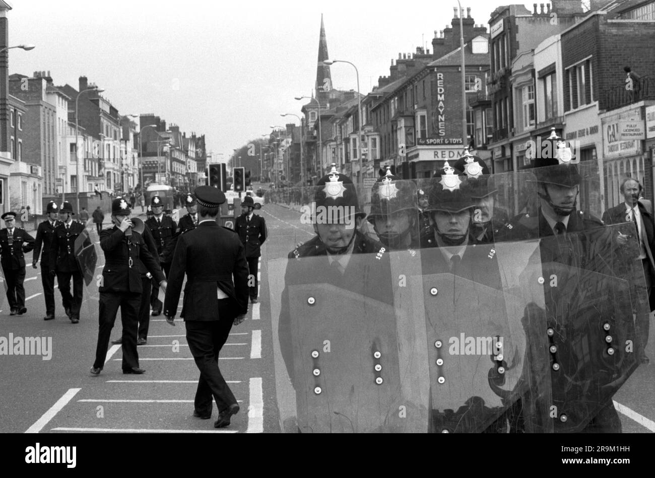 Racisme 1970s Royaume-Uni. Manifestation anti-nazie de la Ligue contre une marche par le Front National à travers le centre de Leicester. Des briques etc ont été lancées à la police par des manifestants anti-nazis de la Ligue, alors que la police tente de récupérer le centre de Leicester. Leicester, Angleterre vers 1978. HOMER SYKES Banque D'Images
