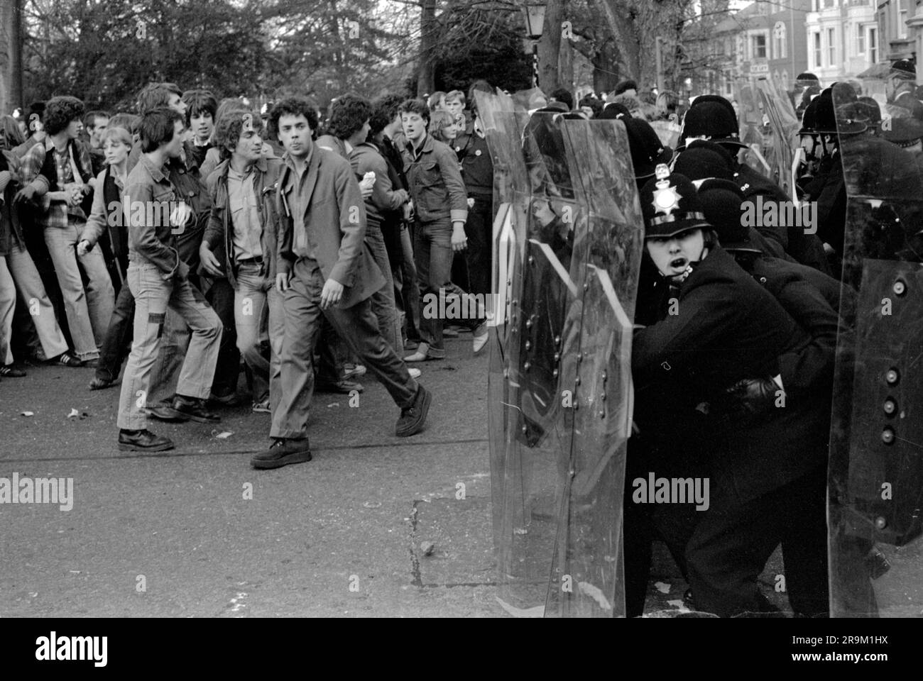 Racisme des années 1970 Royaume-Uni. Jeunes hommes, manifestation de la Ligue anti-nazie contre une marche du Front national à travers le centre de Leicester. Des manifestants anti-Nazi League, alors que la police tente de reprendre le centre de Leicester. Leicester, Angleterre 1978. HOMER SYKES Banque D'Images