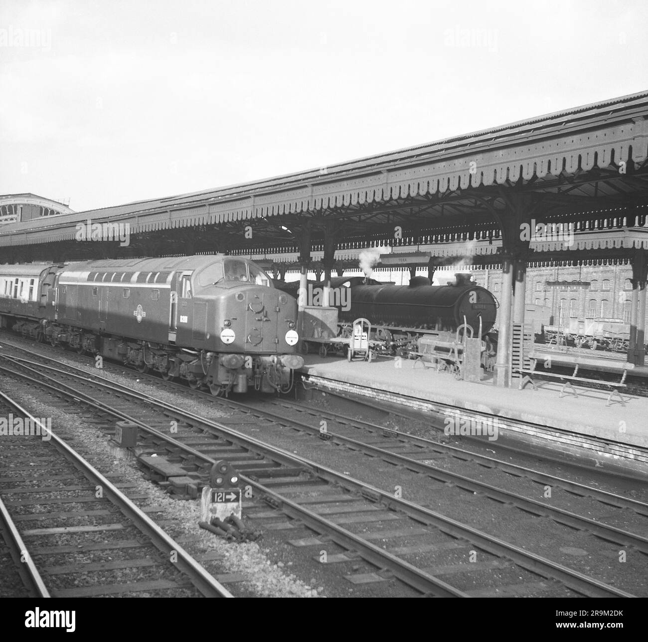 Type $ No D201 et B1 classe No 61181 à la gare de York, Yorkshire, Angleterre 4th mai 1959 Banque D'Images