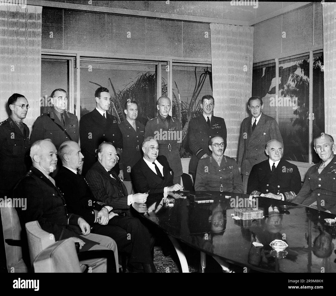 Le premier ministre britannique Winston Churchill (assis troisième à partir de la gauche), États-Unis Le président Franklin D. Roosevelt (4th de gauche), et le général Sir Alan Brooke (5th de gauche) avec d'autres chefs militaires en conférence pendant la Seconde Guerre mondiale, Casablanca, Maroc, États-Unis Corps des transmissions de l'armée, janvier 1943 Banque D'Images