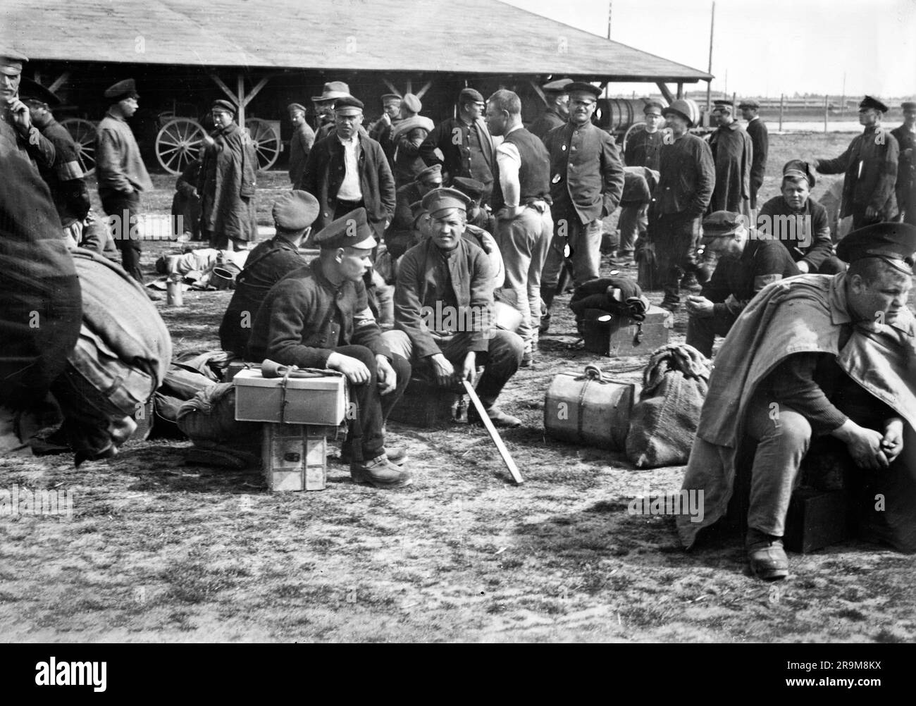 Prisonniers reposant sur leurs bagages en attendant l'ordre de se déplacer vers les points de rapatriement, Lamsdorf, Allemagne, Collection de la Croix-Rouge américaine, 7 juin 1919 Banque D'Images