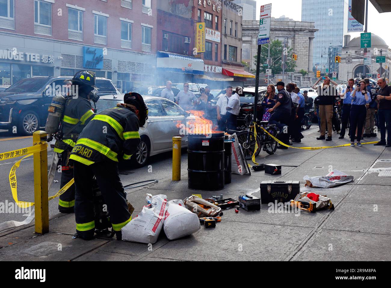 New York, États-Unis, 27 juin 2023, FDNY les pompiers inspectent un atelier de réparation de vélos électroniques dans le quartier chinois de Manhattan à la recherche de batteries Li-ion défectueuses et dangereuses. Photo : Laura Kavanagh, commissaire aux incendies de New York, et d'autres responsables de la ville observent les pompiers pour éteindre un incendie causé par une batterie de vélo électrique au lithium-ion qui a été percée accidentellement lors de la mise au rebut, provoquant un court-circuit. Les décès récents causés par l'incendie de 20 juin dans une boutique de vélos en ligne de Madison St--en plus des nombreux autres incendies cette année imputables à des batteries de vélos électriques dans toute la ville--ont poussé la ville vers une mise en application accrue. Banque D'Images