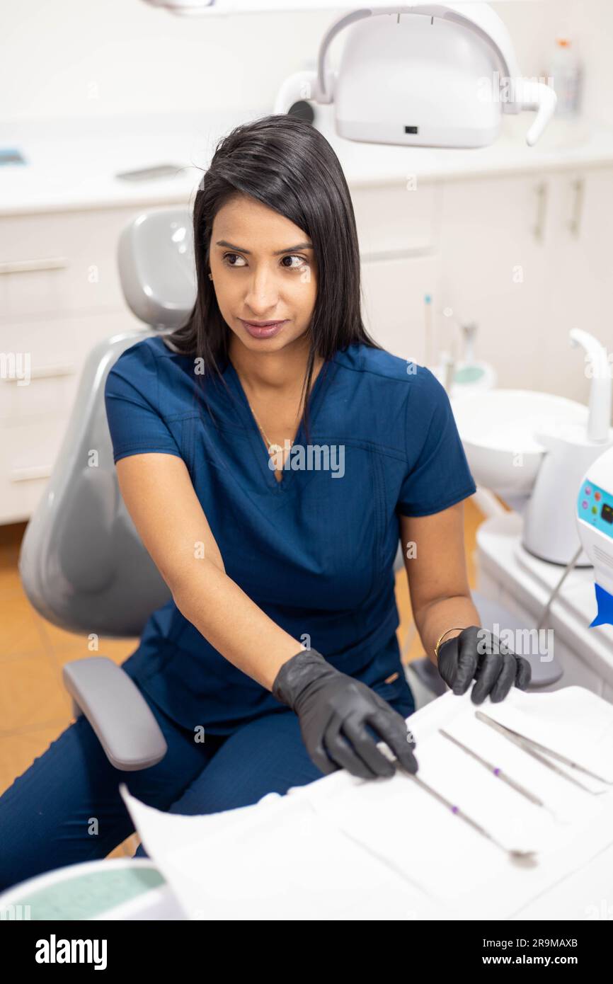 préparer les instruments médicaux pour servir les patients dans son cabinet dentaire, mode de vie professionnel de la santé, dentiste sur le lieu de travail Banque D'Images