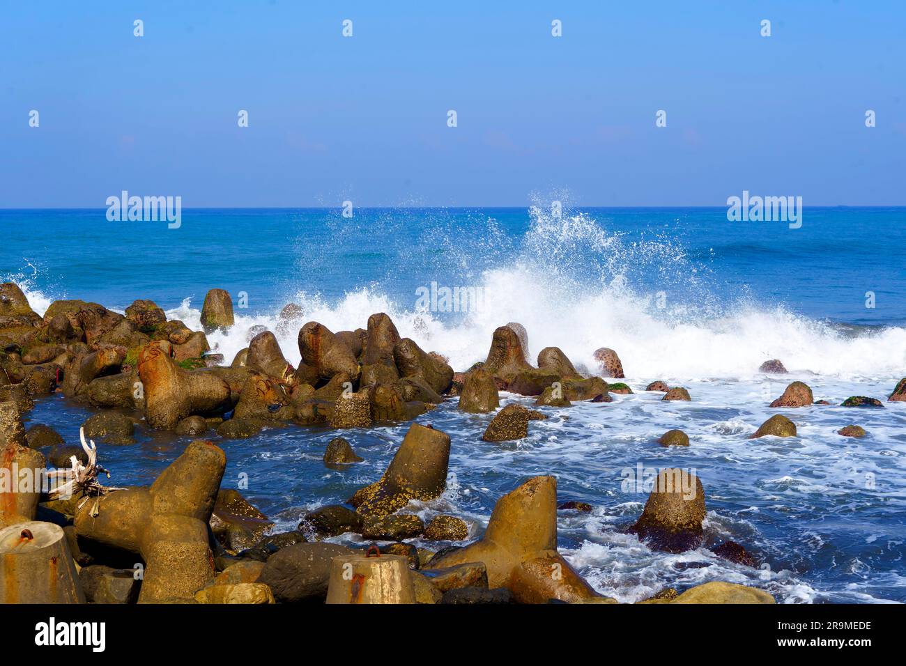 Tétrapodes ou brise-lames à la plage de Glagah à Kulonprogo, Indonésie. Photographie de la nature. Banque D'Images