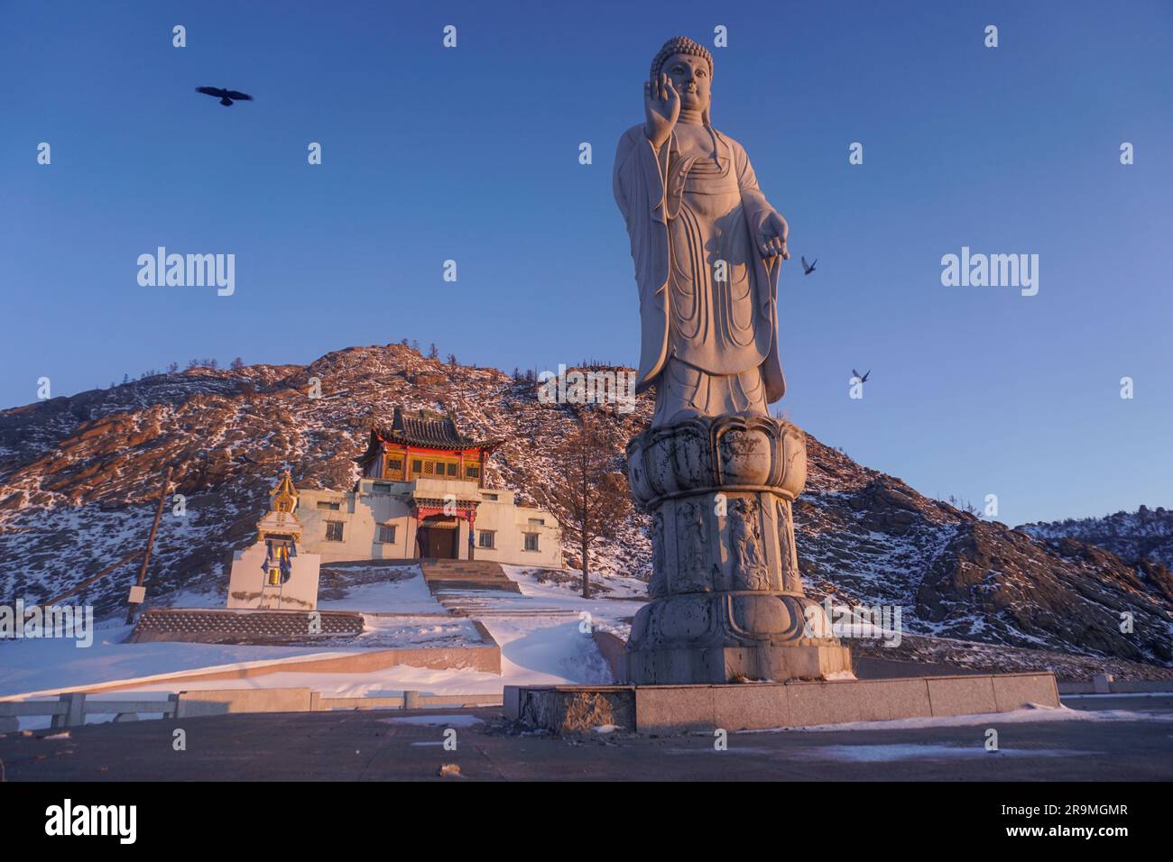 Le soleil du matin brille sur une statue de Bouddha dans un monastère de montagne de Bulgan à Tsetserleg, province d'Arkhangai, Mongolie sur 22 mars 2023. (Odonchimeg Batsukh/Global Press Journal) Banque D'Images