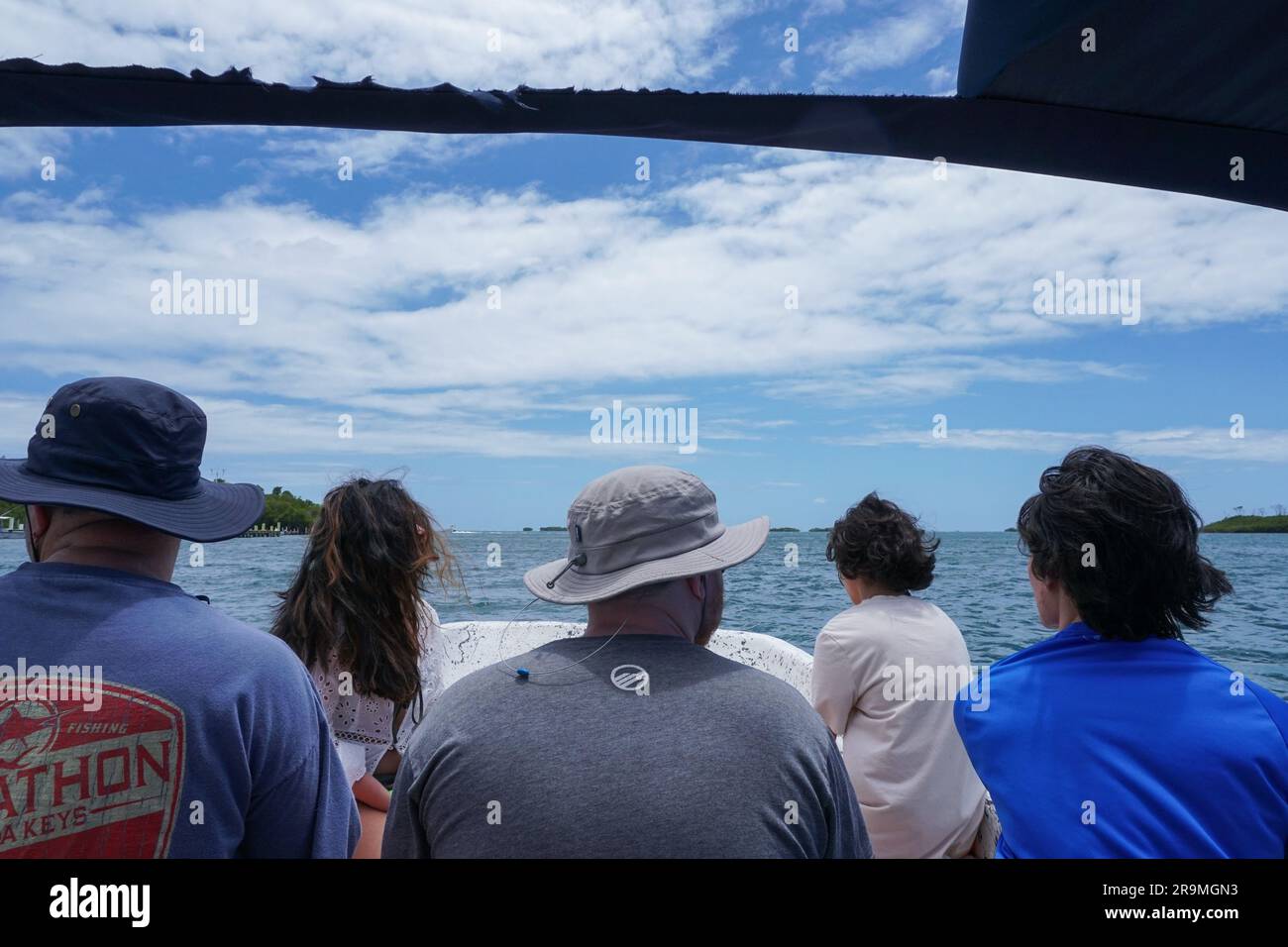 Les touristes, qui visitent souvent les plages et les quais en bateau, se dirigent vers Cayo Caracoles sur un canot à Lajas, Porto Rico sur 27 mars 2023. (Coraly Cruz Mejías/Global Press Journal) Banque D'Images