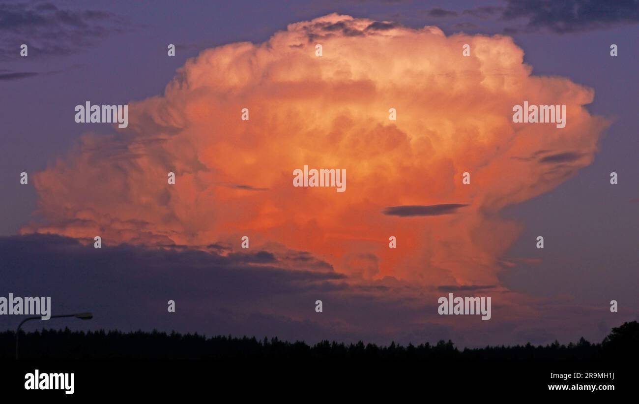 Un orage sur l'île de Soisalo. Vehmersalmi, Kuopio, Finlande, 2023-06-28 03:53 +03. Temp. + 15 °C, vent se 1 m/s. Banque D'Images