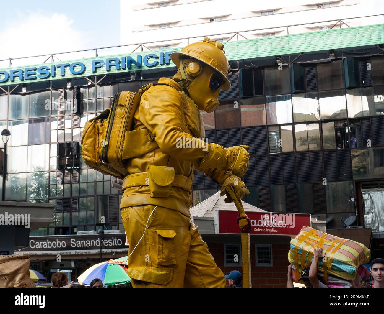 Medellin, Antioquia, Colombie -21 novembre 2022: Représentation par artiste de rue, un homme dans un costume jaune complet près de la station de métro Banque D'Images