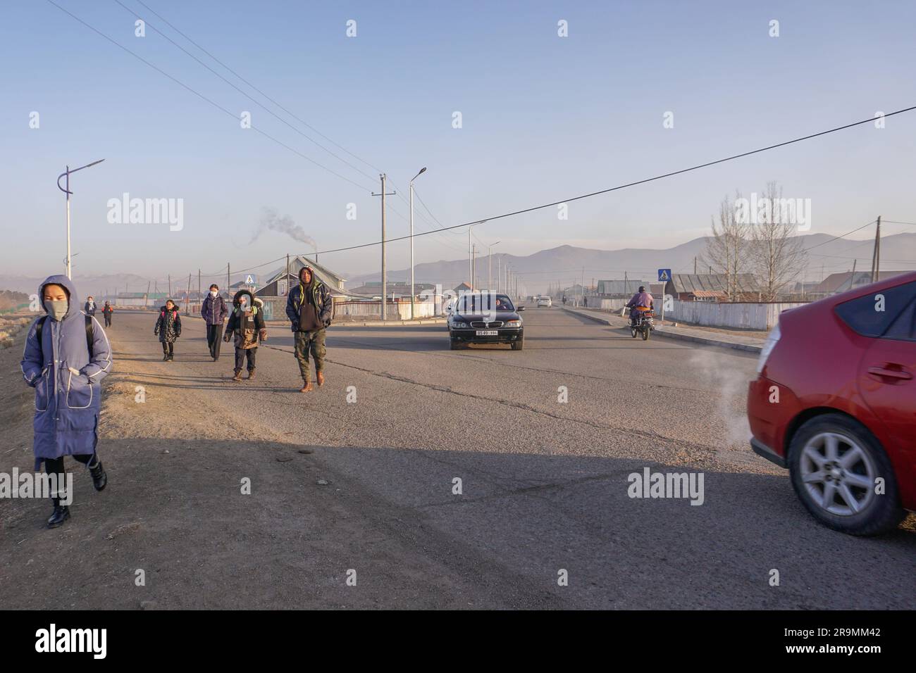 Les élèves marchent à l'école avec leurs parents à Murun, dans la province de Khuvsgul, en Mongolie, sur 24 mars 2023. (Dolgormaa Sandagdorj/Global Press Journal) Banque D'Images