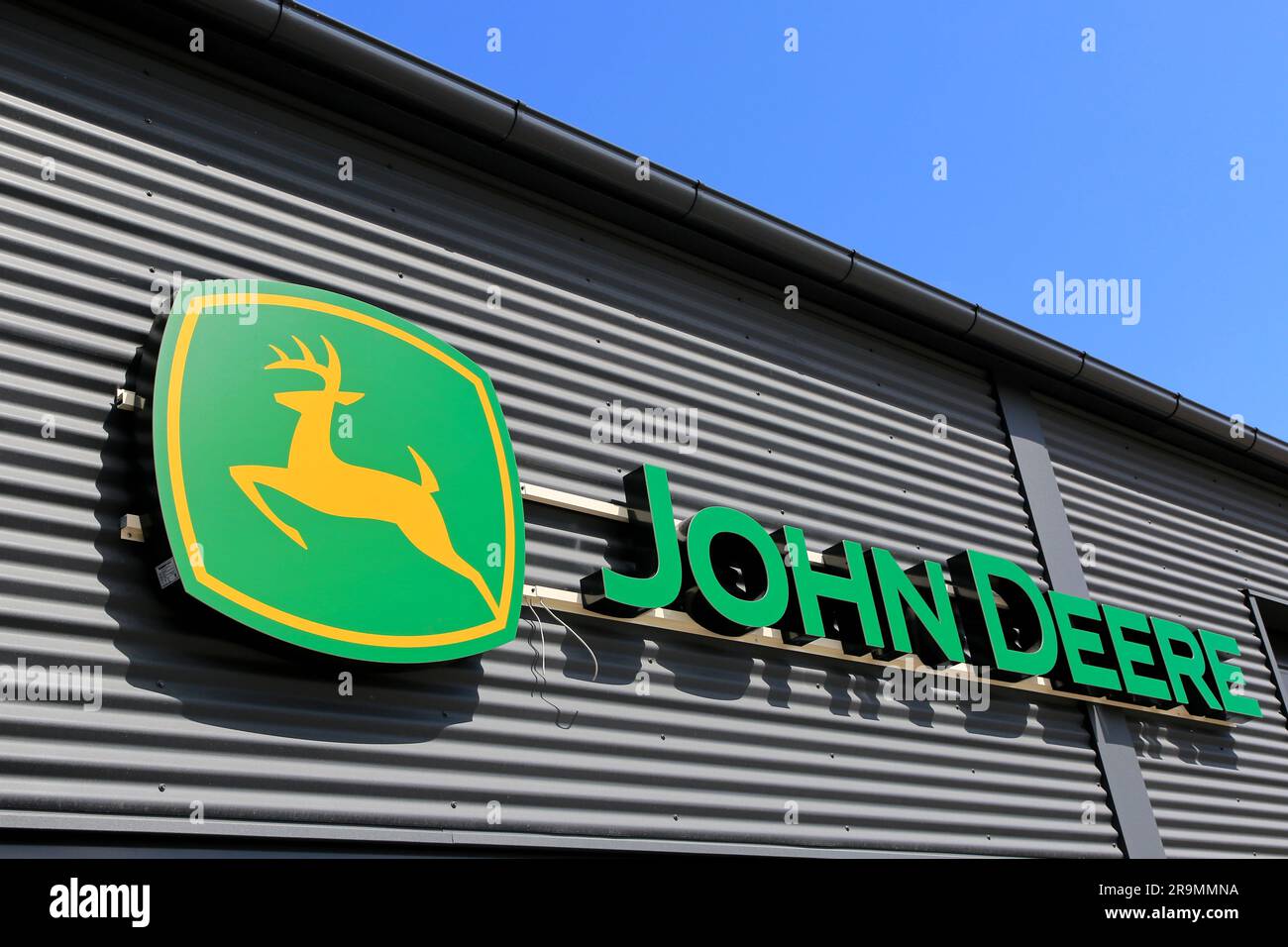 Logo John Deere sur le mur. Deere & Company est une marque américaine et un fabricant d'EG. machines agricoles et équipement industriel. Salo, FI. 25 juin 2023 Banque D'Images